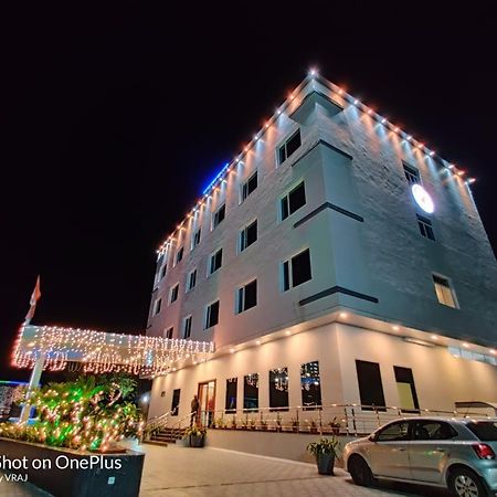 Vadpadraka Hotel And Resort Vadodara Exteriör bild